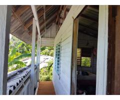 Cerca de río y playa