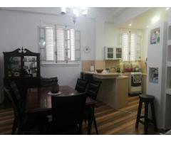 VENDO APTO: 4 CUARTOS/4 BAÑOS EN LA RAMPA, ADECUADO P/HOSTAL, CON COCINA COMEDOR GRANDE (35 m2)