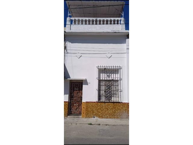 Vendo casa de 5 cuartos y 2 baños (remodelada). (Cerca de Cda. de Luyanó). Lawton.