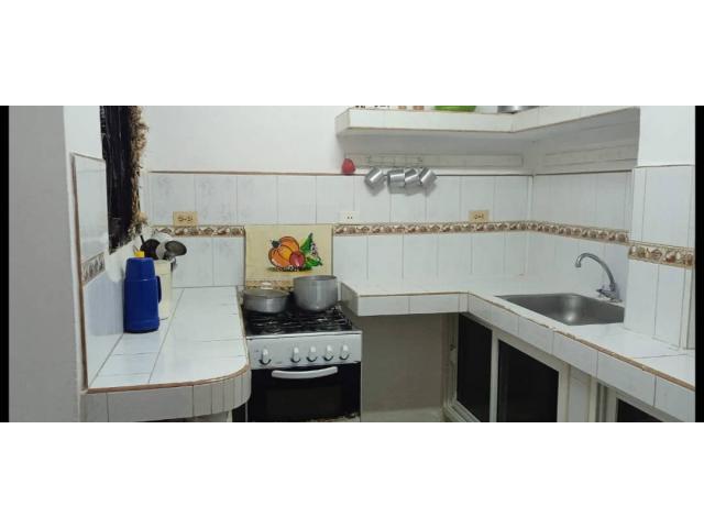 Vendo casa de 5 cuartos y 2 baños (remodelada). (Cerca de Cda. de Luyanó). Lawton.