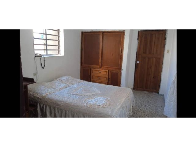 Vendo casa de 5 cuartos y 2 baños (remodelada). (Cerca de Cda. de Luyanó). Lawton.