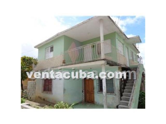 Se vende una casa con portal, sala, comedor, coc..