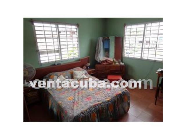 Se vende una casa con portal, sala, comedor, coc..