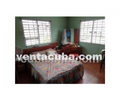 Se vende una casa con portal, sala, comedor, coc..