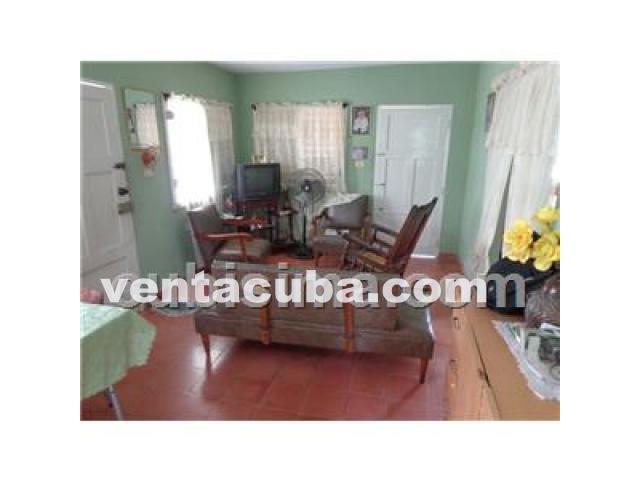 Se vende una casa con portal, sala, comedor, coc..