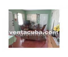 Se vende una casa con portal, sala, comedor, coc..