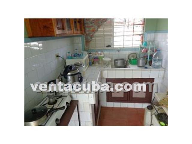 Se vende una casa con portal, sala, comedor, coc..