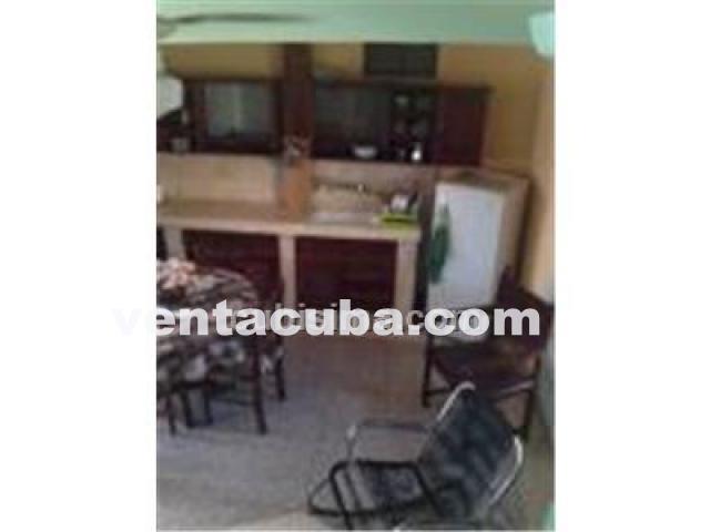 La casa consta de balcón, sala-comedor y cocina..