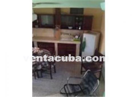 La casa consta de balcón, sala-comedor y cocina..