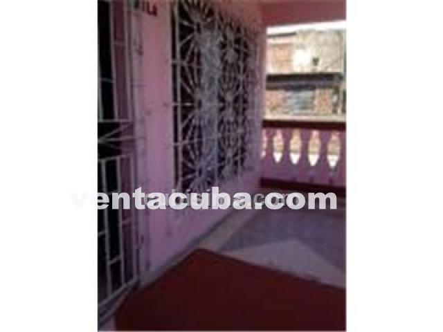 La casa consta de balcón, sala-comedor y cocina..