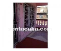 La casa consta de balcón, sala-comedor y cocina..