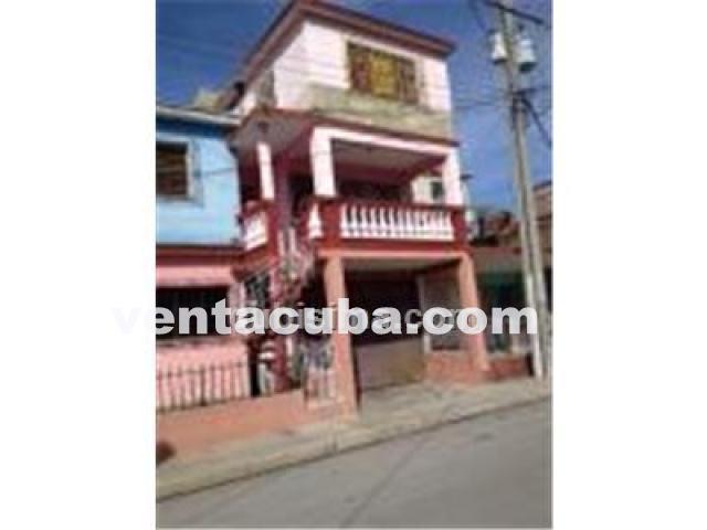 La casa consta de balcón, sala-comedor y cocina..