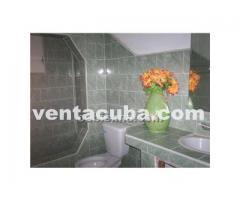 Casa con tres cuartos, cocina grande, sala, come..