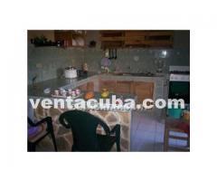 Casa con tres cuartos, cocina grande, sala, come..