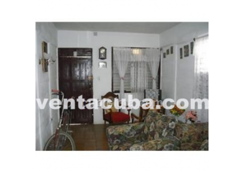 La casa tiene 3 cuartos sala grande Cosina azule..