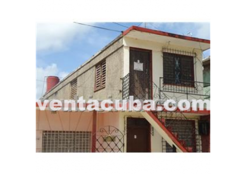 Casa en alto en la foto, con: paredes de mampost..