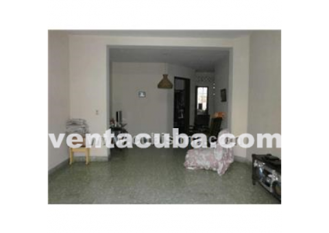 casa amplia en calle céntrica de la ci..