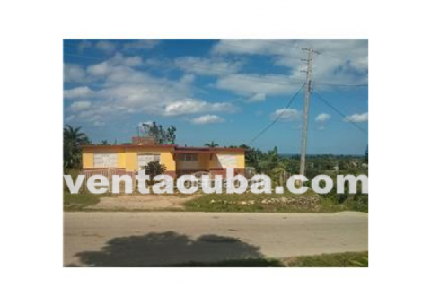 Está casa tiene patio grande tanque de agu..