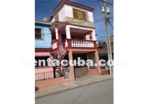 La casa consta de balcón, sala-comedor y cocina..