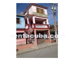 La casa consta de balcón, sala-comedor y cocina..