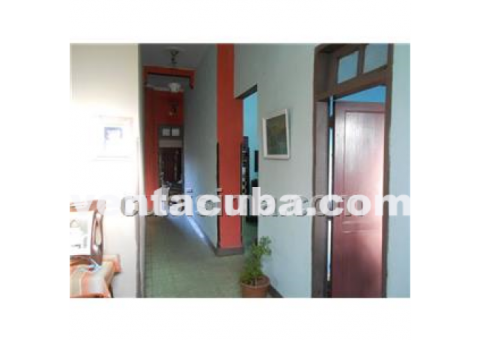 Casa colonial de 3 ctos y medio con muchas como..