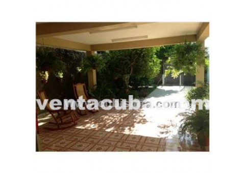 bella casa, completamente renovada en zona resid..