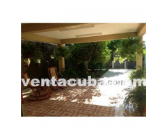 bella casa, completamente renovada en zona resid..