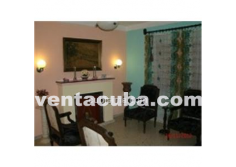 La casa se distribuye de la siguiente forma: por..