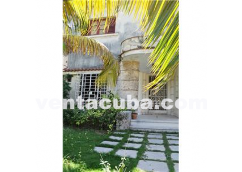 Casa independiente de 2 plantas y media en la me..