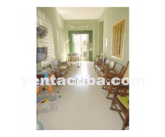 espectacular casa en altos con garaje en la zona..