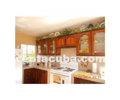 TIENE UN APARTAMENTO  COMPLETO A UN COSTADO DE L..