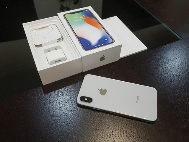 Apple iPhone X SIM FREE / UNLOCKED