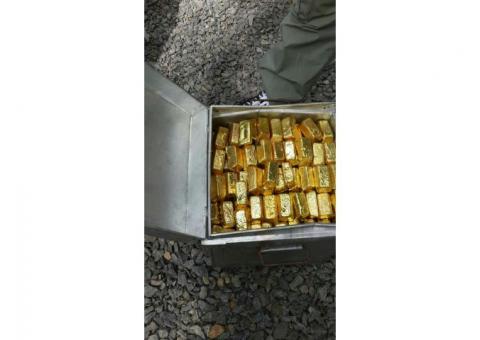 Barras de oro en la multitud para la venta