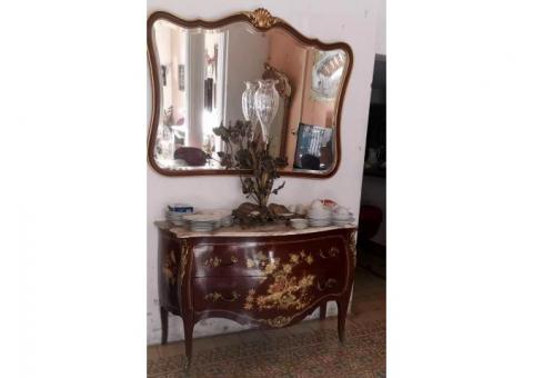 Se vende una cómoda de estilo Luis XV,