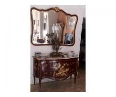 Se vende una cómoda de estilo Luis XV,