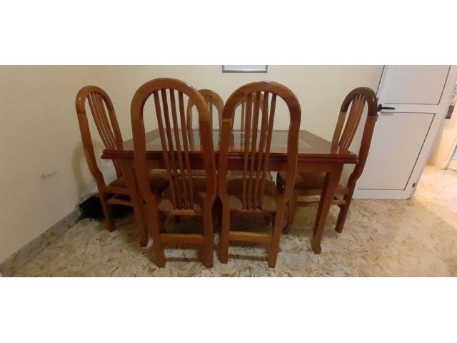 JUEGO DE COMEDOR DE 6 SILLAS DE MADERA BUENA, MUY LINDO CON CRISTAL BISELADO Y SILLAS TAPIZADAS.