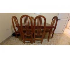 JUEGO DE COMEDOR DE 6 SILLAS DE MADERA BUENA, MUY LINDO CON CRISTAL BISELADO Y SILLAS TAPIZADAS.