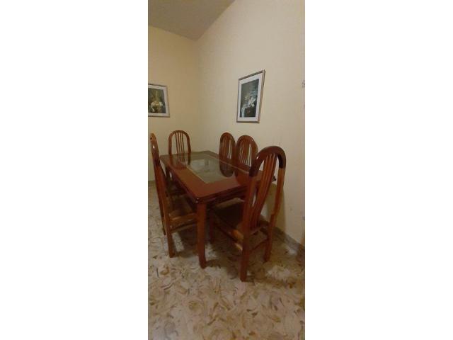 JUEGO DE COMEDOR DE 6 SILLAS DE MADERA BUENA, MUY LINDO CON CRISTAL BISELADO Y SILLAS TAPIZADAS.