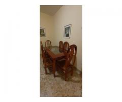 JUEGO DE COMEDOR DE 6 SILLAS DE MADERA BUENA, MUY LINDO CON CRISTAL BISELADO Y SILLAS TAPIZADAS.