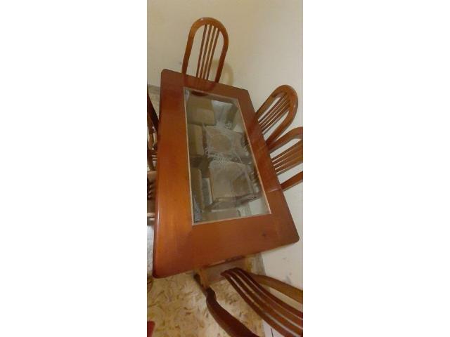 JUEGO DE COMEDOR DE 6 SILLAS DE MADERA BUENA, MUY LINDO CON CRISTAL BISELADO Y SILLAS TAPIZADAS.