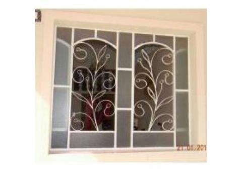 Especializado por 15 años en el oficio de rejas..