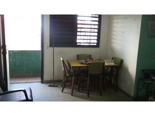 Buen apartamento ¼ en Luyanó, 1 cuadra del Hospital La Benéfica. Precio conversable!!!!!