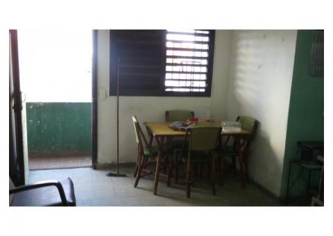 Buen apartamento ¼ en Luyanó, 1 cuadra del Hospital La Benéfica. Precio conversable!!!!!