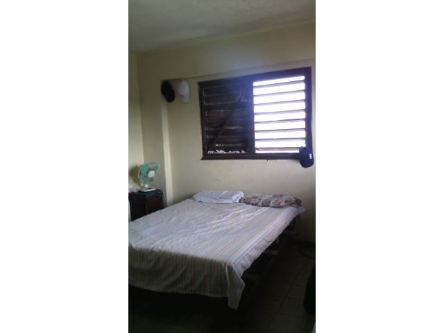 Buen apartamento ¼ en Luyanó, 1 cuadra del Hospital La Benéfica. Precio conversable!!!!!