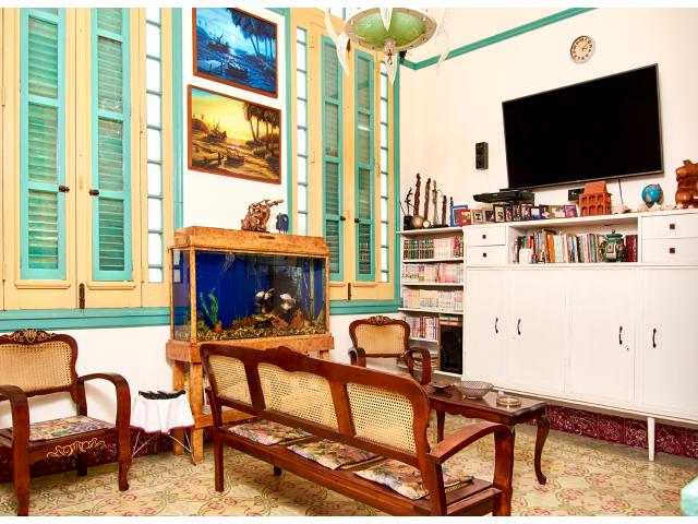 Se vende casa de 5/4 y 3 baños cent habana 78782460 Ana o Jorge