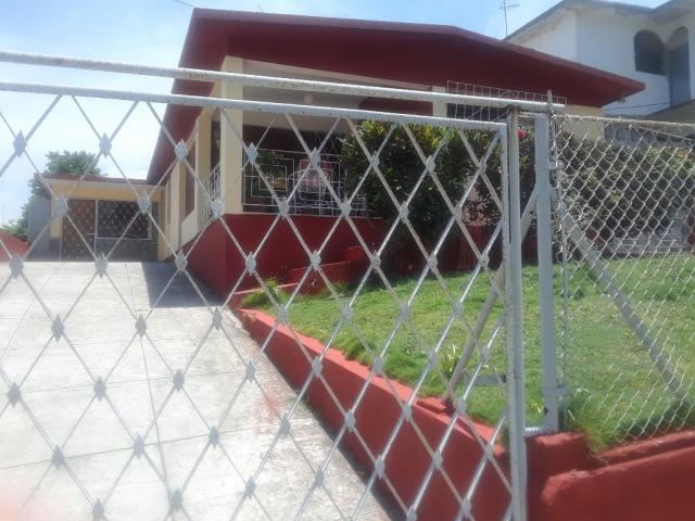 Casa-apartamento muy amplia en el Reparto Chibas, se valoran propuestas