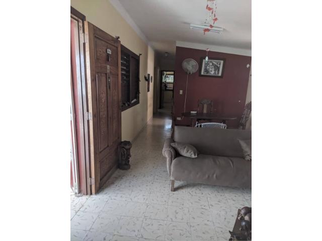 Casa-apartamento muy amplia en el Reparto Chibas, se valoran propuestas