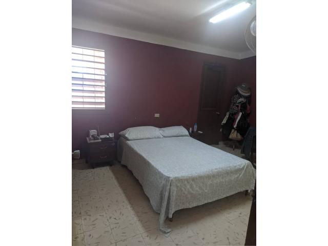 Casa-apartamento muy amplia en el Reparto Chibas, se valoran propuestas