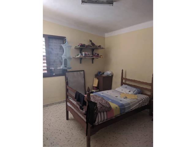 Casa-apartamento muy amplia en el Reparto Chibas, se valoran propuestas