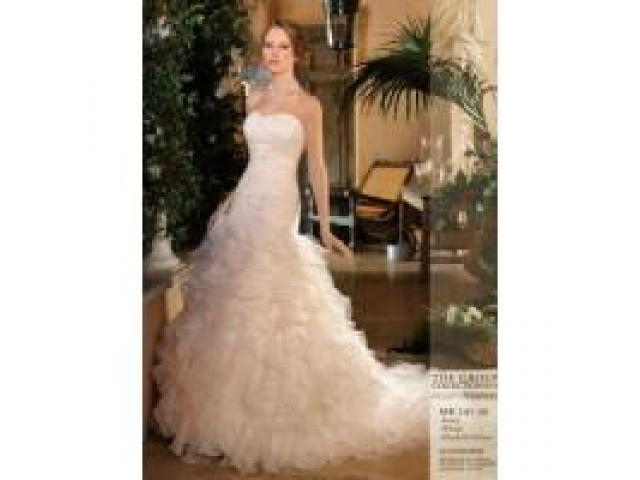 ALQUILER DE TRAJES DE NOVIAS Y NOVIOS MODERNOS D..